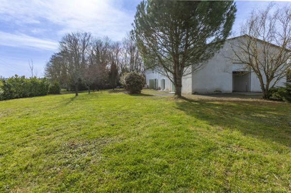 Plain-pied 230m² hab,5 chambres, garage et jardin - REF. VM425