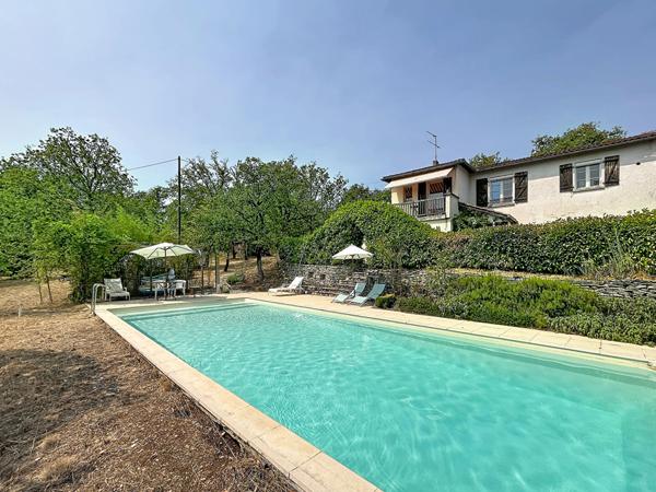 Maison familiale de 3 chambres avec piscine, jolie vue dégagée et 5 766m² de terrain.