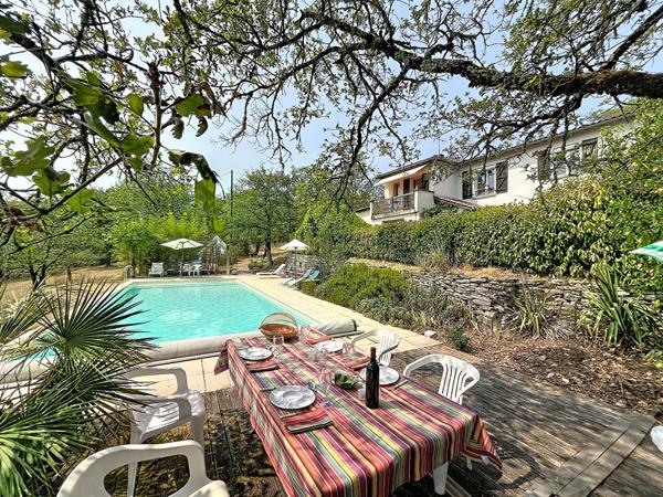 Maison familiale de 3 chambres avec piscine, jolie vue dégagée et 5 766m² de terrain.