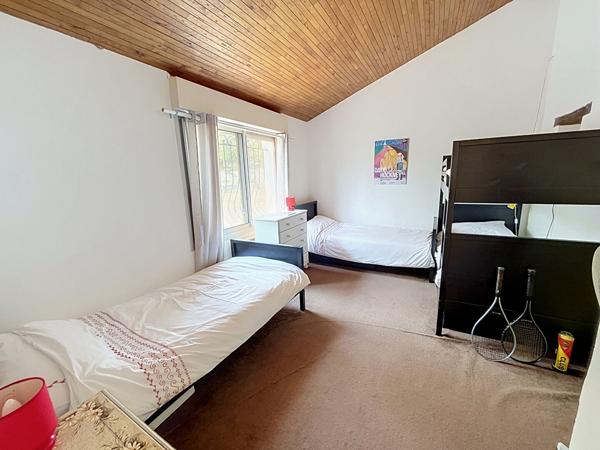 Maison familiale de 3 chambres avec piscine, jolie vue dégagée et 5 766m² de terrain.