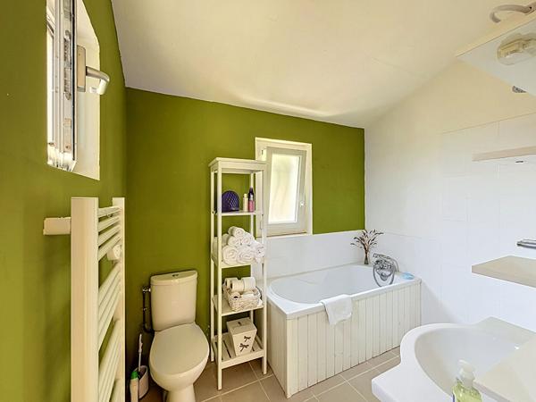 Maison familiale de 3 chambres avec piscine, jolie vue dégagée et 5 766m² de terrain.