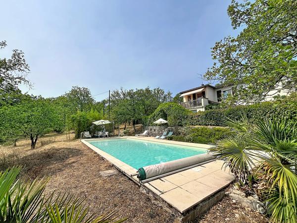 Maison familiale de 3 chambres avec piscine, jolie vue dégagée et 5 766m² de terrain.