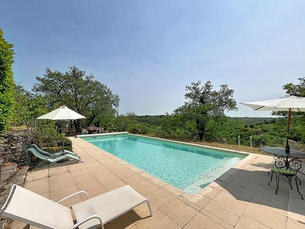 Maison familiale de 3 chambres avec piscine, jolie vue dégagée et 5 766m² de terrain.