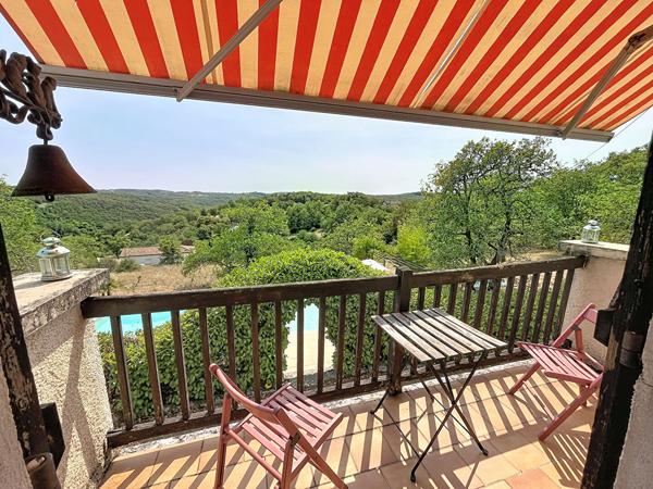 Maison familiale de 3 chambres avec piscine, jolie vue dégagée et 5 766m² de terrain.