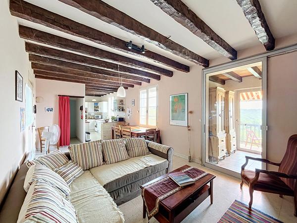 Maison familiale de 3 chambres avec piscine, jolie vue dégagée et 5 766m² de terrain.