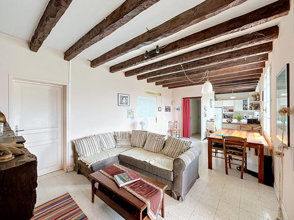 Maison familiale de 3 chambres avec piscine, jolie vue dégagée et 5 766m² de terrain.