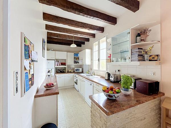 Maison familiale de 3 chambres avec piscine, jolie vue dégagée et 5 766m² de terrain.
