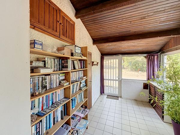 Maison familiale de 3 chambres avec piscine, jolie vue dégagée et 5 766m² de terrain.