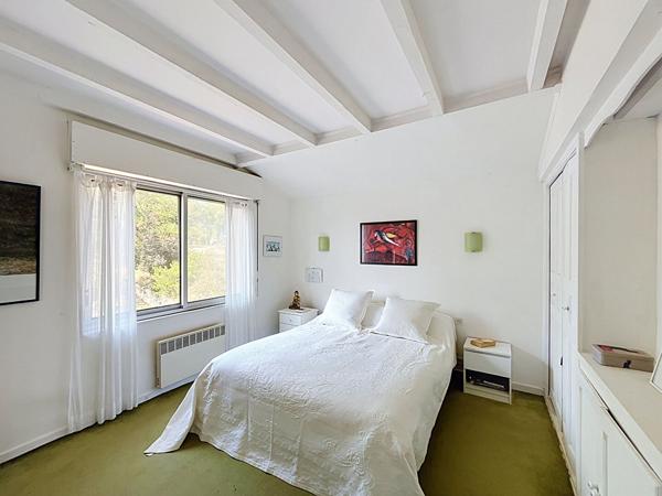 Maison familiale de 3 chambres avec piscine, jolie vue dégagée et 5 766m² de terrain.