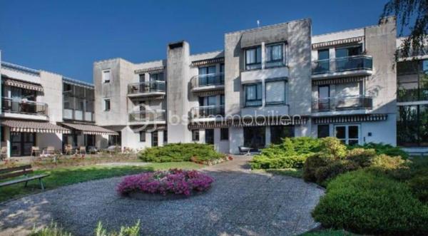 Appartement 2 pièces composé d'une entrée, d'une chambre, d'un séjour et cuisine, salle de bains avec WC, rangements d'un balcon ainsi qu'une cave dans une résidence avec services.
