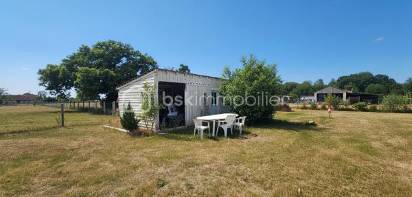 Vous recherchez un espace de nature parfaitement entretenu pour vos loisirs, vos animaux ou simplement pour profiter d'un cadre agréable en toute tranquillité ? Découvrez ce magnifique terrain de loisirs de 3733 m², bénéficiant d'un emplacement privilégié, facilement accessible à proximité immédiate de la départementale.

Entièrement plat, clos, particulièrement propre et remarquablement entretenu, ce terrain séduira dès la première visite par la qualité de son entretien et son excellent état général. Aucun encombrement, aucun travaux à prévoir : tout est prêt pour profiter pleinement des lieux.

La propriété dispose déjà d'une alimentation en eau ainsi que d'un système d'arrosage automatique, offrant un véritable confort d'utilisation au quotidien.

Vous y trouverez une dépendance d'environ 18 m² ainsi qu'un vaste hangar développant près de 80 m² au total, réparti en deux espaces distincts d'environ 56 m² et 22 m², chacun bénéficiant de sa propre entrée indépendante. Une configuration particulièrement pratique permettant de séparer les usages, de stocker différents matériels ou d'aménager plusieurs espaces selon vos besoins.

Les surfaces situées sous les hangars sont entièrement bétonnées, garantissant des espaces propres, sains et fonctionnels. Les hangars sont également équipés de l'électricité et disposent de leurs propres tableaux électriques, constituant un véritable atout pour le stockage, le bricolage, l'entretien de matériel, l'accueil de véhicules, de remorques ou toute autre activité nécessitant une alimentation électrique.

Les passionnés d'animaux, et notamment de chevaux, apprécieront particulièrement ce terrain dont la configuration se prête parfaitement à leur accueil grâce à ses espaces dégagés, son accès à l'eau, ses infrastructures existantes et ses nombreux espaces de rangement.

Pour les moments de détente et de convivialité, vous profiterez également d'un agréable terrain de pétanque, idéal pour partager de bons moments en famille ou entre amis dans un cadre verdoyant et paisible.

Rare sur le secteur, cette propriété de loisirs allie accessibilité, fonctionnalité, équipements, propreté irréprochable et potentiel. Que vous recherchiez un terrain pour chevaux, un espace de stockage sécurisé, un lieu de détente ou un terrain de loisirs prêt à l'emploi, ce bien saura répondre à vos attentes.

📞 Une opportunité rare à découvrir sans tarder !Contactez-moi dès aujourd'hui pour obtenir davantage d'informations et organiser une visite de ce terrain unique de 3 733 m² où tout a été pensé pour allier praticité, confort et qualité d'entretien.