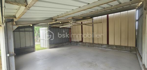 Vous recherchez un espace de nature parfaitement entretenu pour vos loisirs, vos animaux ou simplement pour profiter d'un cadre agréable en toute tranquillité ? Découvrez ce magnifique terrain de loisirs de 3733 m², bénéficiant d'un emplacement privilégié, facilement accessible à proximité immédiate de la départementale.

Entièrement plat, clos, particulièrement propre et remarquablement entretenu, ce terrain séduira dès la première visite par la qualité de son entretien et son excellent état général. Aucun encombrement, aucun travaux à prévoir : tout est prêt pour profiter pleinement des lieux.

La propriété dispose déjà d'une alimentation en eau ainsi que d'un système d'arrosage automatique, offrant un véritable confort d'utilisation au quotidien.

Vous y trouverez une dépendance d'environ 18 m² ainsi qu'un vaste hangar développant près de 80 m² au total, réparti en deux espaces distincts d'environ 56 m² et 22 m², chacun bénéficiant de sa propre entrée indépendante. Une configuration particulièrement pratique permettant de séparer les usages, de stocker différents matériels ou d'aménager plusieurs espaces selon vos besoins.

Les surfaces situées sous les hangars sont entièrement bétonnées, garantissant des espaces propres, sains et fonctionnels. Les hangars sont également équipés de l'électricité et disposent de leurs propres tableaux électriques, constituant un véritable atout pour le stockage, le bricolage, l'entretien de matériel, l'accueil de véhicules, de remorques ou toute autre activité nécessitant une alimentation électrique.

Les passionnés d'animaux, et notamment de chevaux, apprécieront particulièrement ce terrain dont la configuration se prête parfaitement à leur accueil grâce à ses espaces dégagés, son accès à l'eau, ses infrastructures existantes et ses nombreux espaces de rangement.

Pour les moments de détente et de convivialité, vous profiterez également d'un agréable terrain de pétanque, idéal pour partager de bons moments en famille ou entre amis dans un cadre verdoyant et paisible.

Rare sur le secteur, cette propriété de loisirs allie accessibilité, fonctionnalité, équipements, propreté irréprochable et potentiel. Que vous recherchiez un terrain pour chevaux, un espace de stockage sécurisé, un lieu de détente ou un terrain de loisirs prêt à l'emploi, ce bien saura répondre à vos attentes.

📞 Une opportunité rare à découvrir sans tarder !Contactez-moi dès aujourd'hui pour obtenir davantage d'informations et organiser une visite de ce terrain unique de 3 733 m² où tout a été pensé pour allier praticité, confort et qualité d'entretien.