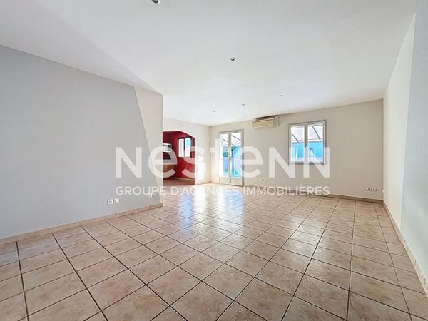 MAISON DE PLAIN-PIED AVEC GARAGE ET PISCINE