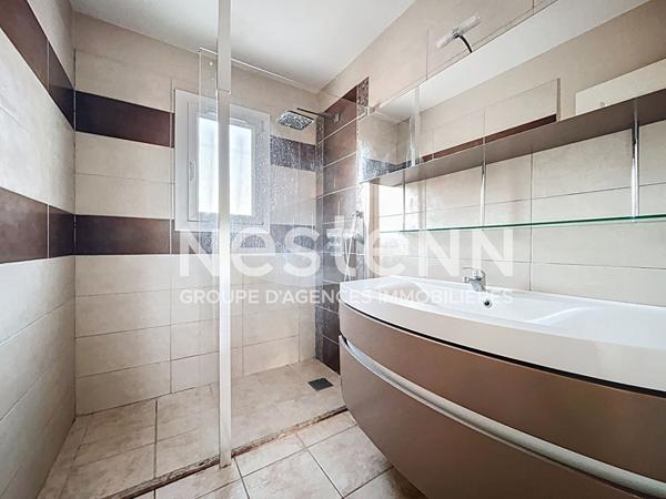 MAISON DE PLAIN-PIED AVEC GARAGE ET PISCINE