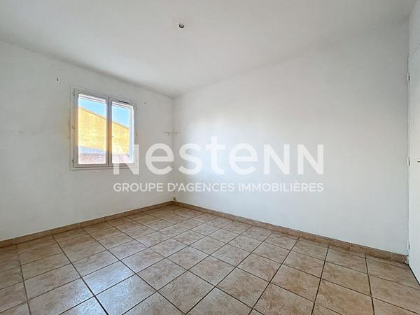 MAISON DE PLAIN-PIED AVEC GARAGE ET PISCINE