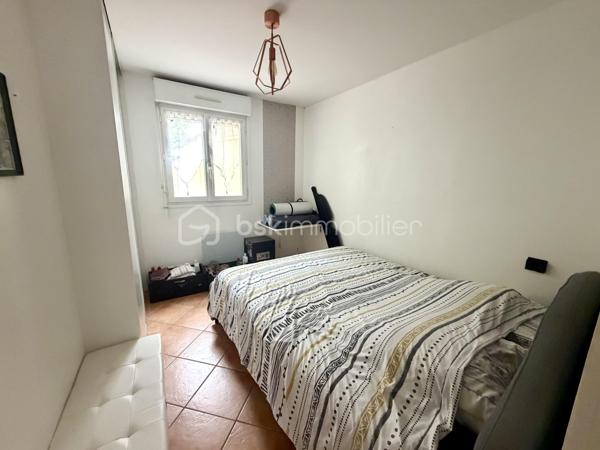 Idéalement située dans une rue pavillonnaire calme, à proximité immédiate des commodités et des écoles, cette propriété atypique, divisée en deux lots indépendants, est proposée entièrement louée : un investissement locatif prêt à produire dès l'acquisition.

Lot 1 – T4 de 60 m² avec jardin avant et cour arrière — Loué 1 100 € HC (bail 3-6-9)
Au rez-de-chaussée, un séjour avec cuisine ouverte, entièrement aménagée et équipée, bénéficie d'une cave à vins creusée en sous-sol. Une salle d'eau avec WC et une chambre complètent ce niveau.
À l'étage, un beau palier lumineux, pouvant faire office de bureau, dessert deux chambres mansardées, chacune dotée d'un placard. Un escalier escamotable donne accès aux combles, parfaits pour le rangement.

Loué en location nue, bail classique 3-6-9.

Lot 2 – T2 en duplex de 40 m² avec jardins avant et arrière — Loué 950 € CC (bail 1 an, meublé)
Au rez-de-chaussée, un séjour avec cuisine ouverte aménagée et équipée s'accompagne d'une salle d'eau avec WC, équipée d'un radiateur sèche-serviettes.
À l'étage, un palier pouvant servir de bureau dessert une chambre avec armoire.
Loué meublé, bail d'un an.

Dépendance aménagée en chambre parentale — Louée 550 € CC (location saisonnière)
Indépendante du T2, cette dépendance apporte un complément de revenu en location courte durée.
Un investissement rentable et sécurisé

Les trois lots sont d'ores et déjà loués, pour un revenu locatif cumulé de 2 600 € par mois (1 100 € HC + 950 € CC + 550 € CC). Idéal pour un investisseur souhaitant un bien productif sans délai de mise en location.

Les + :

	•	Bien entièrement loué : revenus locatifs immédiats dès l'acte
	•	3 sources de revenus diversifiées (nu, meublé, saisonnier)
	•	Stationnement facile dans la rue
	•	Proximité immédiate des commodités et des écoles
	•	Secteur résidentiel calme et recherché

Conseillère disponible 7 jours / 7 
Vous souhaitez visiter ce bien? Contactez-moi et programmons ensemble votre visite.