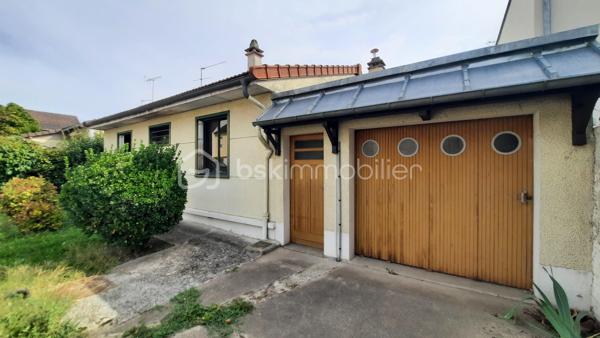 Proche de toute commodité, dans un quartier calme et résidentiel, venez découvrir cette charmante maison individuelle de plain pied d'une surface de 70 m² environ. 
Elle se compose d'1 séjour, 1 cuisine dinatoire séparée, 2 chambres ( possibilité d'une 3ème ) , 1 salle de bain et 1 wc séparé.
Un garage attenant avec une buanderie et une pièce supplémentaire permet d'envisager une dépendance idéale pour un adolescent ou une personne âgée.
Le tout sur un terrain clos de 306 m².
Prévoir de gros travaux de rénovation et d'isolation comme l'indique l'audit énergétique effectué sur ce bien, dû notamment au chauffage au fioul et au simple vitrage.

SES POINTS FORTS :
- Quartier calme et résidentiel
- Plain pied
- Dépendance
- Toiture neuve ( 2022) et portail neuf ( 2021 )

Un beau potentiel pour un 1er achat, un primo accédant ou un bricoleur.

CONTACTEZ MOI !!!