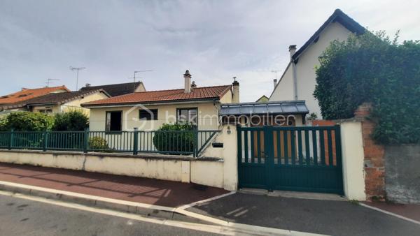 Proche de toute commodité, dans un quartier calme et résidentiel, venez découvrir cette charmante maison individuelle de plain pied d'une surface de 70 m² environ. 
Elle se compose d'1 séjour, 1 cuisine dinatoire séparée, 2 chambres ( possibilité d'une 3ème ) , 1 salle de bain et 1 wc séparé.
Un garage attenant avec une buanderie et une pièce supplémentaire permet d'envisager une dépendance idéale pour un adolescent ou une personne âgée.
Le tout sur un terrain clos de 306 m².
Prévoir de gros travaux de rénovation et d'isolation comme l'indique l'audit énergétique effectué sur ce bien, dû notamment au chauffage au fioul et au simple vitrage.

SES POINTS FORTS :
- Quartier calme et résidentiel
- Plain pied
- Dépendance
- Toiture neuve ( 2022) et portail neuf ( 2021 )

Un beau potentiel pour un 1er achat, un primo accédant ou un bricoleur.

CONTACTEZ MOI !!!