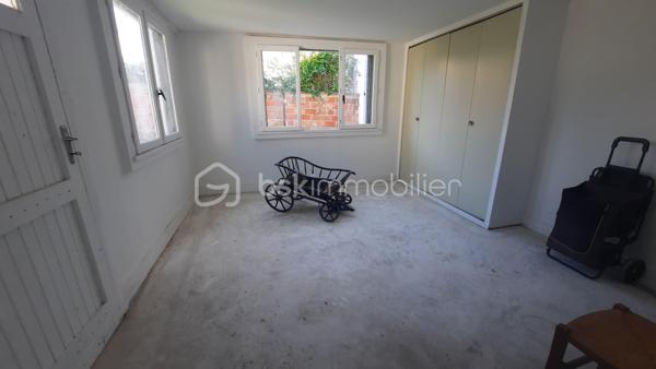 Proche de toute commodité, dans un quartier calme et résidentiel, venez découvrir cette charmante maison individuelle de plain pied d'une surface de 70 m² environ. 
Elle se compose d'1 séjour, 1 cuisine dinatoire séparée, 2 chambres ( possibilité d'une 3ème ) , 1 salle de bain et 1 wc séparé.
Un garage attenant avec une buanderie et une pièce supplémentaire permet d'envisager une dépendance idéale pour un adolescent ou une personne âgée.
Le tout sur un terrain clos de 306 m².
Prévoir de gros travaux de rénovation et d'isolation comme l'indique l'audit énergétique effectué sur ce bien, dû notamment au chauffage au fioul et au simple vitrage.

SES POINTS FORTS :
- Quartier calme et résidentiel
- Plain pied
- Dépendance
- Toiture neuve ( 2022) et portail neuf ( 2021 )

Un beau potentiel pour un 1er achat, un primo accédant ou un bricoleur.

CONTACTEZ MOI !!!