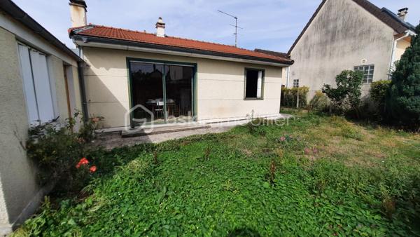 Proche de toute commodité, dans un quartier calme et résidentiel, venez découvrir cette charmante maison individuelle de plain pied d'une surface de 70 m² environ. 
Elle se compose d'1 séjour, 1 cuisine dinatoire séparée, 2 chambres ( possibilité d'une 3ème ) , 1 salle de bain et 1 wc séparé.
Un garage attenant avec une buanderie et une pièce supplémentaire permet d'envisager une dépendance idéale pour un adolescent ou une personne âgée.
Le tout sur un terrain clos de 306 m².
Prévoir de gros travaux de rénovation et d'isolation comme l'indique l'audit énergétique effectué sur ce bien, dû notamment au chauffage au fioul et au simple vitrage.

SES POINTS FORTS :
- Quartier calme et résidentiel
- Plain pied
- Dépendance
- Toiture neuve ( 2022) et portail neuf ( 2021 )

Un beau potentiel pour un 1er achat, un primo accédant ou un bricoleur.

CONTACTEZ MOI !!!