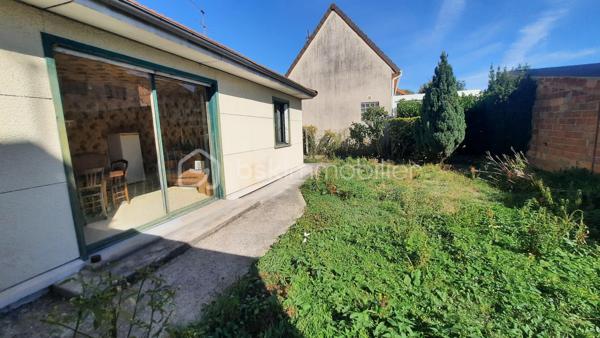 Proche de toute commodité, dans un quartier calme et résidentiel, venez découvrir cette charmante maison individuelle de plain pied d'une surface de 70 m² environ. 
Elle se compose d'1 séjour, 1 cuisine dinatoire séparée, 2 chambres ( possibilité d'une 3ème ) , 1 salle de bain et 1 wc séparé.
Un garage attenant avec une buanderie et une pièce supplémentaire permet d'envisager une dépendance idéale pour un adolescent ou une personne âgée.
Le tout sur un terrain clos de 306 m².
Prévoir de gros travaux de rénovation et d'isolation comme l'indique l'audit énergétique effectué sur ce bien, dû notamment au chauffage au fioul et au simple vitrage.

SES POINTS FORTS :
- Quartier calme et résidentiel
- Plain pied
- Dépendance
- Toiture neuve ( 2022) et portail neuf ( 2021 )

Un beau potentiel pour un 1er achat, un primo accédant ou un bricoleur.

CONTACTEZ MOI !!!
