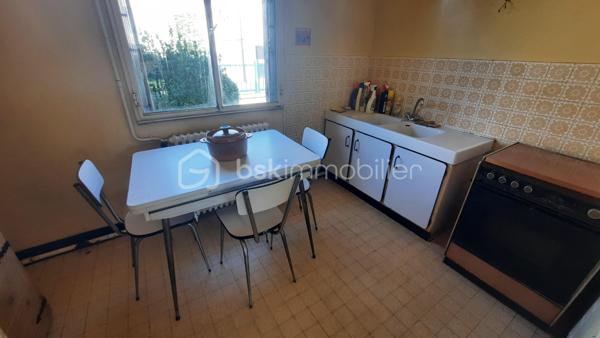 Proche de toute commodité, dans un quartier calme et résidentiel, venez découvrir cette charmante maison individuelle de plain pied d'une surface de 70 m² environ. 
Elle se compose d'1 séjour, 1 cuisine dinatoire séparée, 2 chambres ( possibilité d'une 3ème ) , 1 salle de bain et 1 wc séparé.
Un garage attenant avec une buanderie et une pièce supplémentaire permet d'envisager une dépendance idéale pour un adolescent ou une personne âgée.
Le tout sur un terrain clos de 306 m².
Prévoir de gros travaux de rénovation et d'isolation comme l'indique l'audit énergétique effectué sur ce bien, dû notamment au chauffage au fioul et au simple vitrage.

SES POINTS FORTS :
- Quartier calme et résidentiel
- Plain pied
- Dépendance
- Toiture neuve ( 2022) et portail neuf ( 2021 )

Un beau potentiel pour un 1er achat, un primo accédant ou un bricoleur.

CONTACTEZ MOI !!!