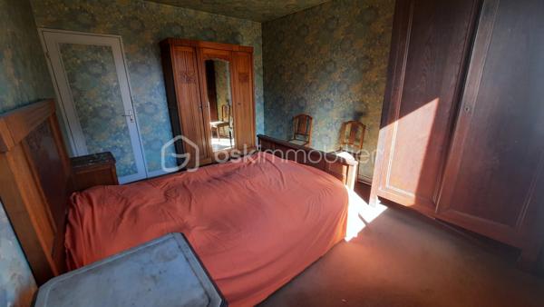 Proche de toute commodité, dans un quartier calme et résidentiel, venez découvrir cette charmante maison individuelle de plain pied d'une surface de 70 m² environ. 
Elle se compose d'1 séjour, 1 cuisine dinatoire séparée, 2 chambres ( possibilité d'une 3ème ) , 1 salle de bain et 1 wc séparé.
Un garage attenant avec une buanderie et une pièce supplémentaire permet d'envisager une dépendance idéale pour un adolescent ou une personne âgée.
Le tout sur un terrain clos de 306 m².
Prévoir de gros travaux de rénovation et d'isolation comme l'indique l'audit énergétique effectué sur ce bien, dû notamment au chauffage au fioul et au simple vitrage.

SES POINTS FORTS :
- Quartier calme et résidentiel
- Plain pied
- Dépendance
- Toiture neuve ( 2022) et portail neuf ( 2021 )

Un beau potentiel pour un 1er achat, un primo accédant ou un bricoleur.

CONTACTEZ MOI !!!