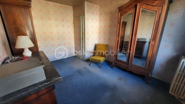 Proche de toute commodité, dans un quartier calme et résidentiel, venez découvrir cette charmante maison individuelle de plain pied d'une surface de 70 m² environ. 
Elle se compose d'1 séjour, 1 cuisine dinatoire séparée, 2 chambres ( possibilité d'une 3ème ) , 1 salle de bain et 1 wc séparé.
Un garage attenant avec une buanderie et une pièce supplémentaire permet d'envisager une dépendance idéale pour un adolescent ou une personne âgée.
Le tout sur un terrain clos de 306 m².
Prévoir de gros travaux de rénovation et d'isolation comme l'indique l'audit énergétique effectué sur ce bien, dû notamment au chauffage au fioul et au simple vitrage.

SES POINTS FORTS :
- Quartier calme et résidentiel
- Plain pied
- Dépendance
- Toiture neuve ( 2022) et portail neuf ( 2021 )

Un beau potentiel pour un 1er achat, un primo accédant ou un bricoleur.

CONTACTEZ MOI !!!