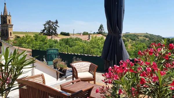 Maison ancienne avec grande terrasse
