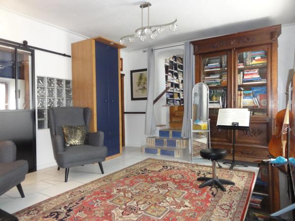 Maison ancienne avec grande terrasse