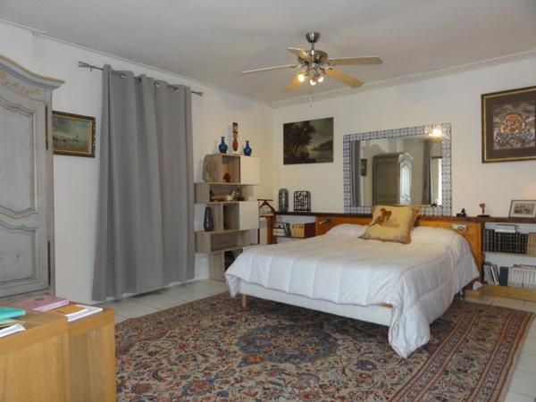 Maison ancienne avec grande terrasse