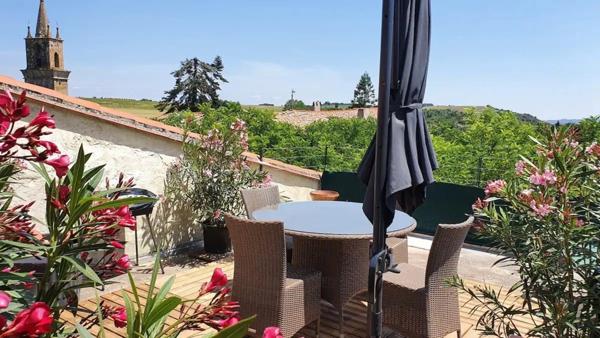 Maison ancienne avec grande terrasse