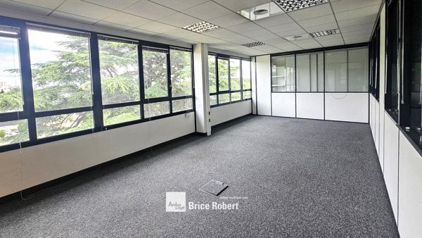 Bureaux à louer à Ecully emplacement stratégique très forte visibilité