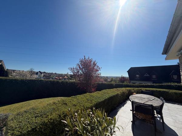 Ravissante maison de 4 pièces avec sous-sol total idéalement situé