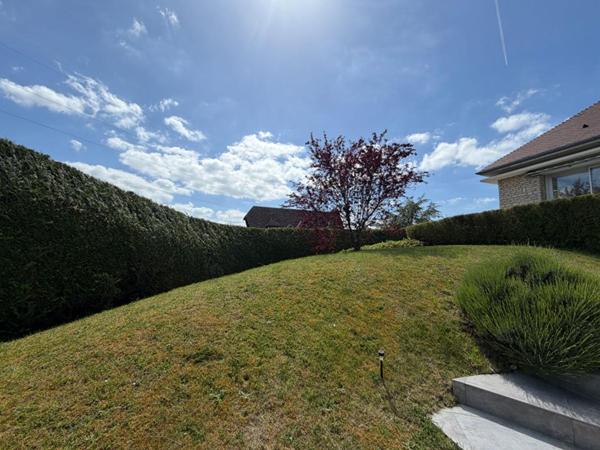 Ravissante maison de 4 pièces avec sous-sol total idéalement situé