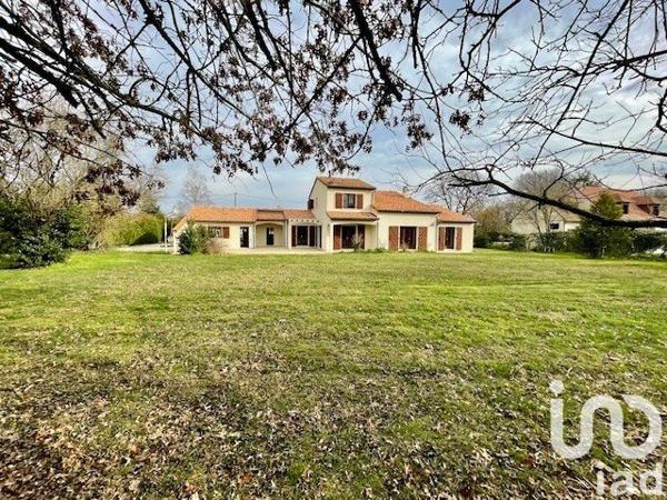 Maison traditionnelle 6 pièces de 177 m² à Sèvres-Anxaumont (86800)