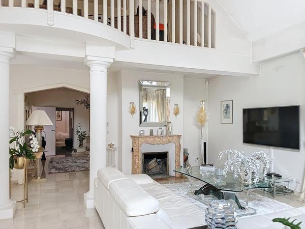 Propriété sécurisée sur le golf - 289 m2 - 7 pièces - terrain 1677 m2 - proche tous commerces - écoles - RER D