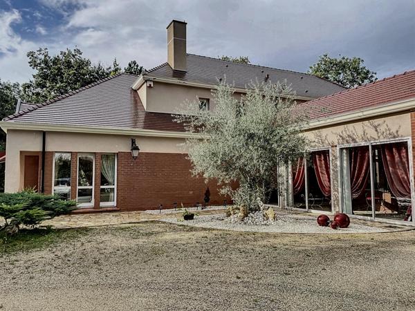 Propriété sécurisée sur le golf - 289 m2 - 7 pièces - terrain 1677 m2 - proche tous commerces - écoles - RER D