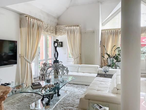 Propriété sécurisée sur le golf - 289 m2 - 7 pièces - terrain 1677 m2 - proche tous commerces - écoles - RER D