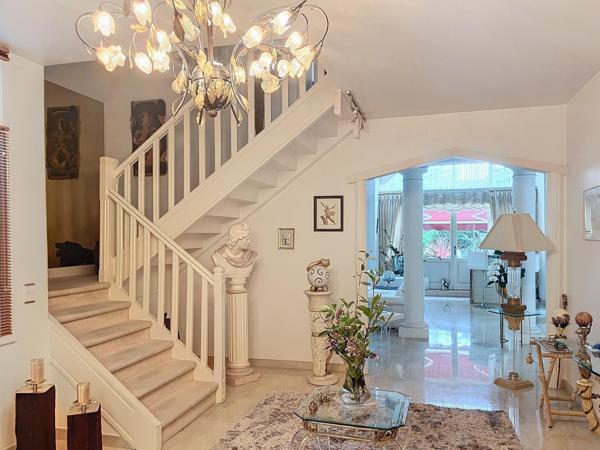 Propriété sécurisée sur le golf - 289 m2 - 7 pièces - terrain 1677 m2 - proche tous commerces - écoles - RER D