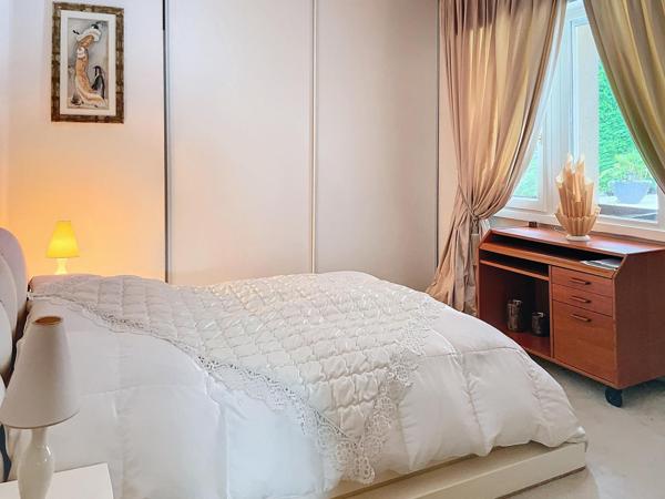 Propriété sécurisée sur le golf - 289 m2 - 7 pièces - terrain 1677 m2 - proche tous commerces - écoles - RER D