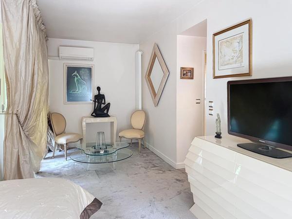 Propriété sécurisée sur le golf - 289 m2 - 7 pièces - terrain 1677 m2 - proche tous commerces - écoles - RER D