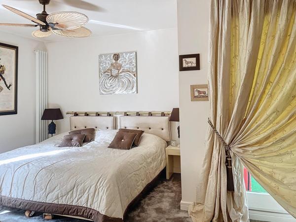 Propriété sécurisée sur le golf - 289 m2 - 7 pièces - terrain 1677 m2 - proche tous commerces - écoles - RER D