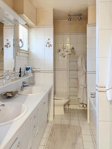 Propriété sécurisée sur le golf - 289 m2 - 7 pièces - terrain 1677 m2 - proche tous commerces - écoles - RER D