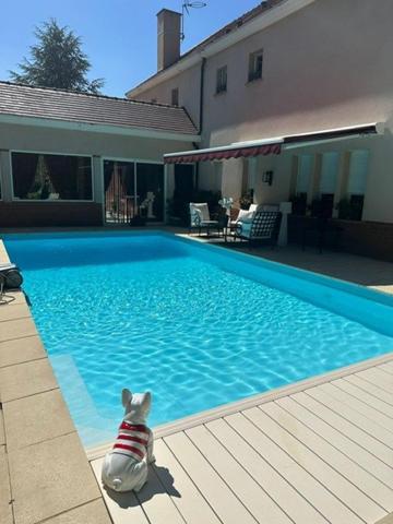 Propriété sécurisée sur le golf - 289 m2 - 7 pièces - terrain 1677 m2 - proche tous commerces - écoles - RER D