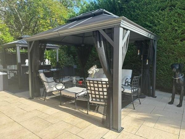 Propriété sécurisée sur le golf - 289 m2 - 7 pièces - terrain 1677 m2 - proche tous commerces - écoles - RER D