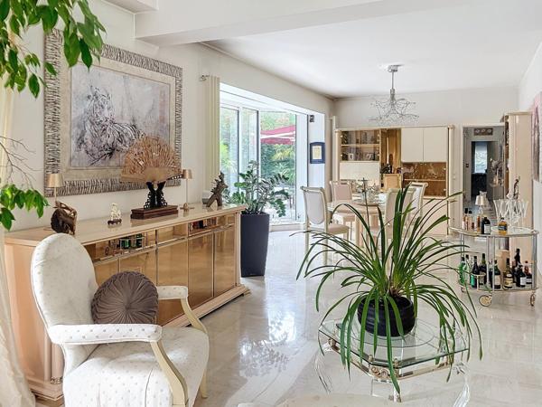 Propriété sécurisée sur le golf - 289 m2 - 7 pièces - terrain 1677 m2 - proche tous commerces - écoles - RER D