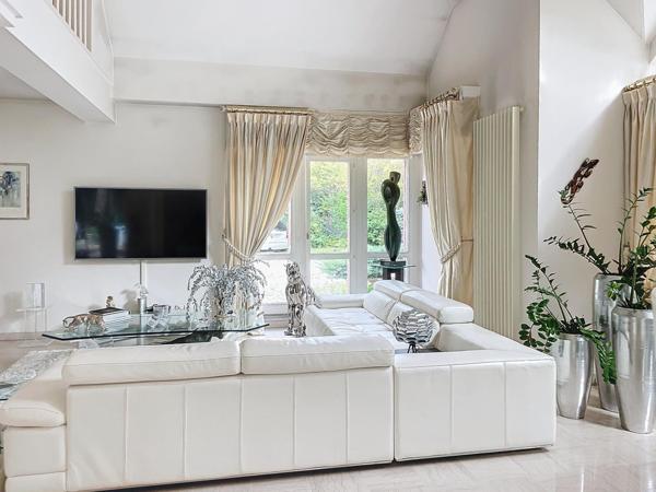 Propriété sécurisée sur le golf - 289 m2 - 7 pièces - terrain 1677 m2 - proche tous commerces - écoles - RER D