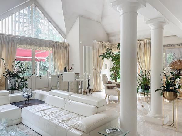 Propriété sécurisée sur le golf - 289 m2 - 7 pièces - terrain 1677 m2 - proche tous commerces - écoles - RER D