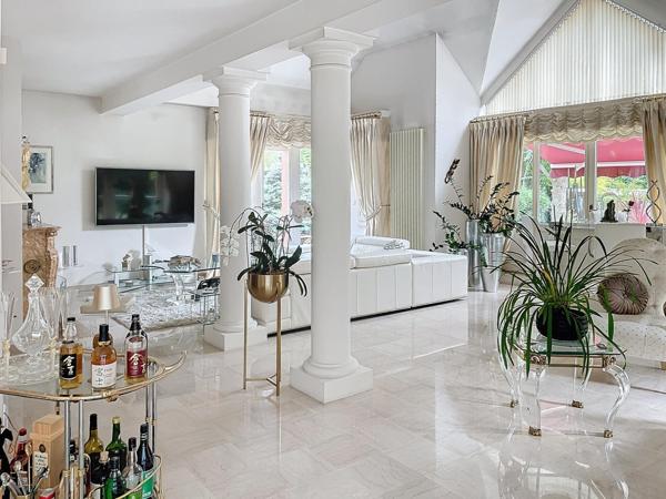 Propriété sécurisée sur le golf - 289 m2 - 7 pièces - terrain 1677 m2 - proche tous commerces - écoles - RER D